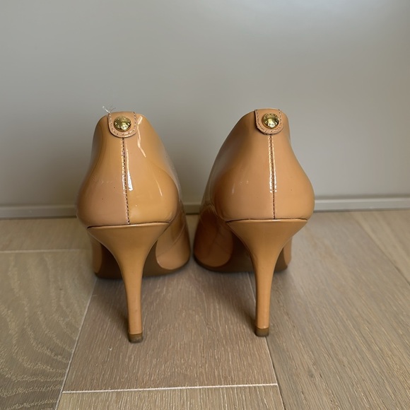 ❌SOLD❌ Michael Kors Patent Leather Heels US 7 - Beige - Picture 2 of 4